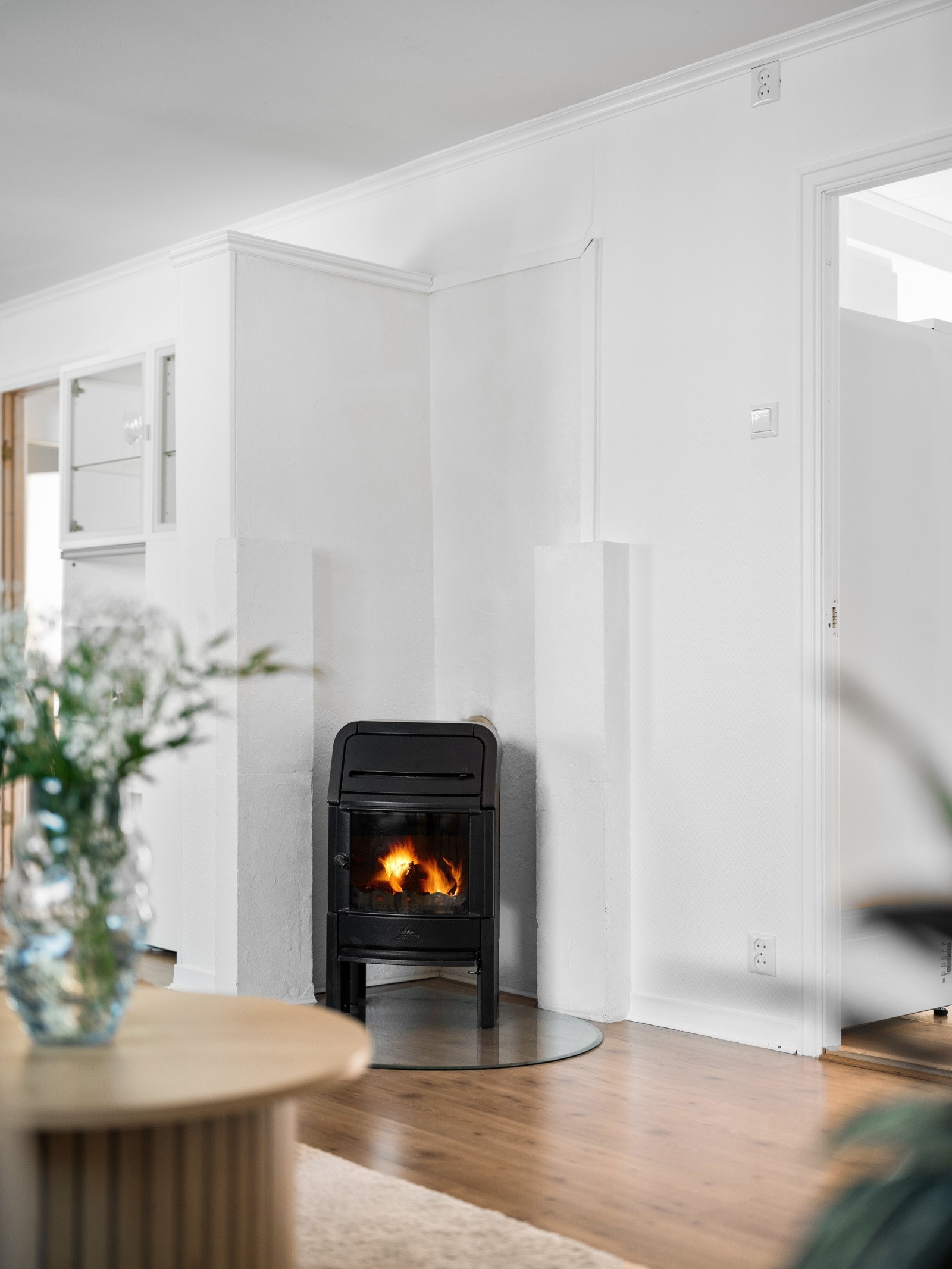 Boligen har både vedovn og varmepumpe Galleribilde