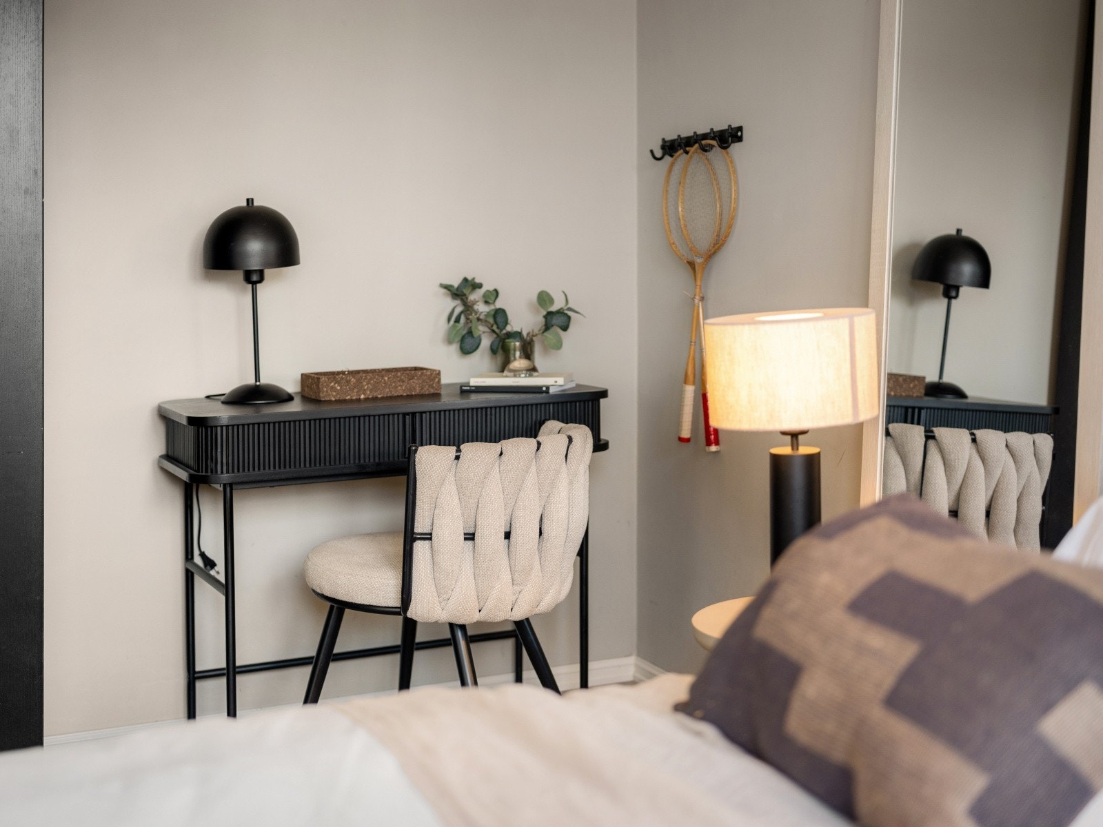 Godt med plass til eget hjemmekontor for deg som jobber hjemmefra. Galleribilde