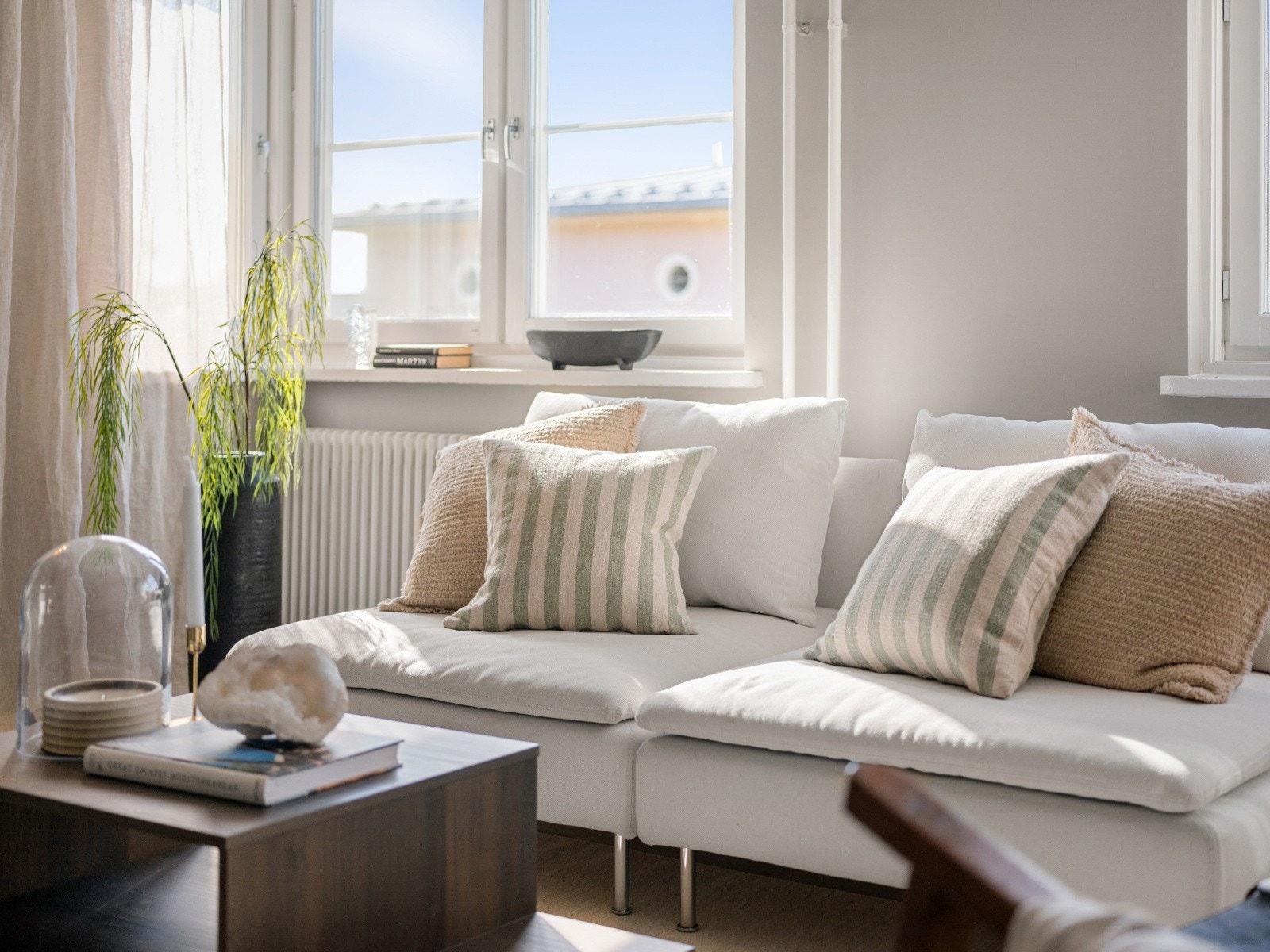 Boligen har store vindusflater som slipper inn rikelig med naturlig lys. Galleribilde
