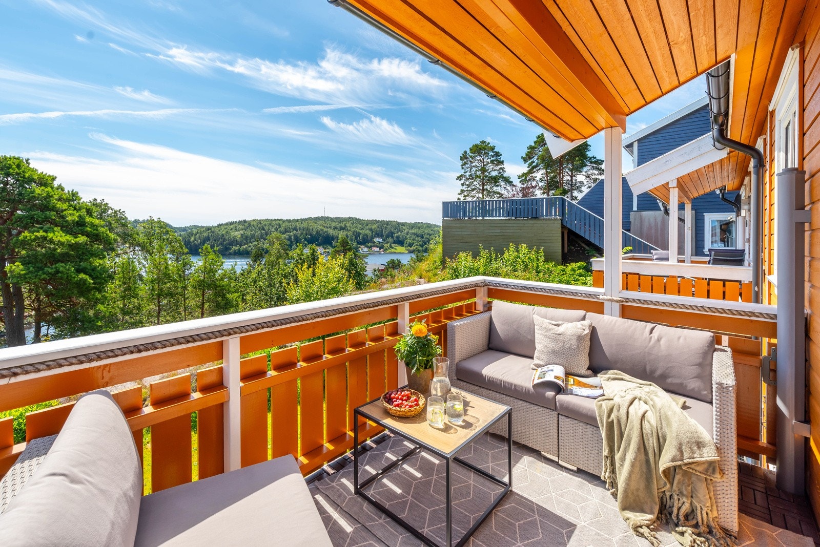 Solrik og trivlig balkong med utsikt til Tromøysund Galleribilde