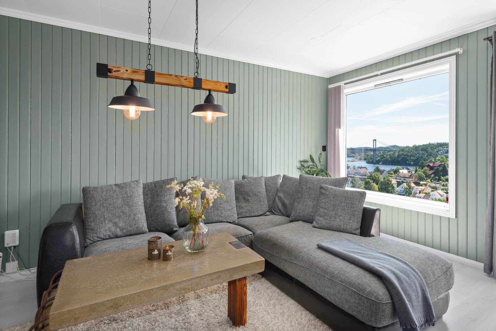 Fin utsikt også fra vinduene i stue og kjøkken Galleribilde