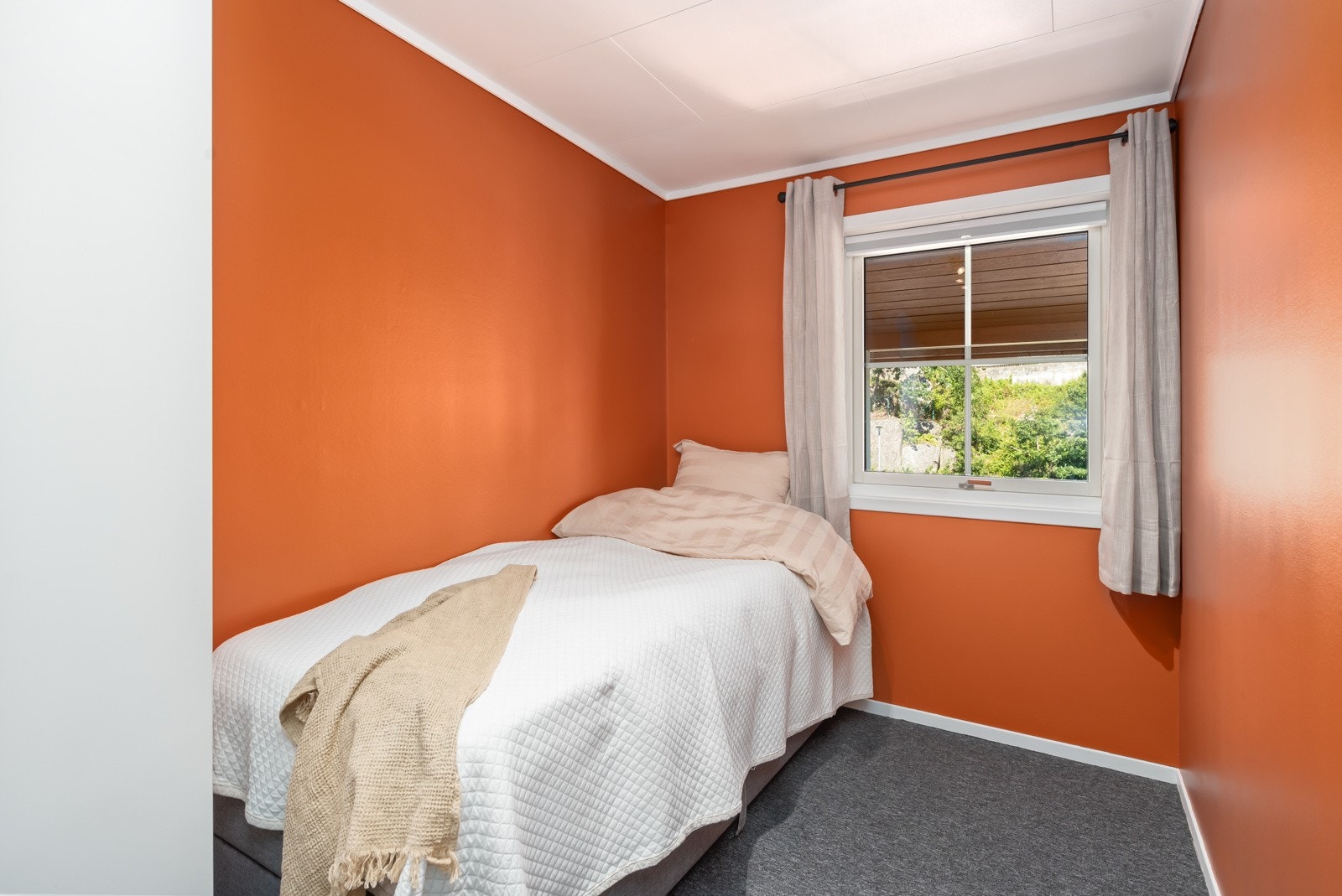 Soverom 2 fikk også nytt vegg-til-vegg teppe og slette veggflater i 2024. Galleribilde