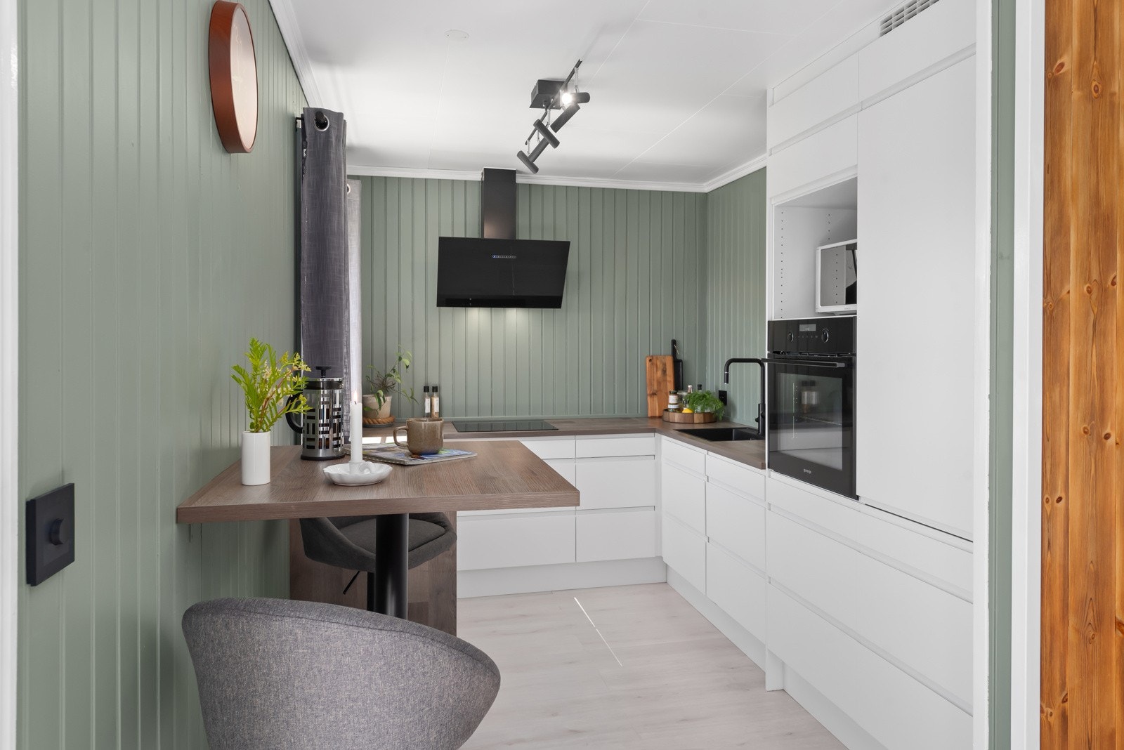 Kjøkkenet er nytt i 2022, fra Sørlandskjøkken, og har integrerte hvitevarer og platetopp. Galleribilde