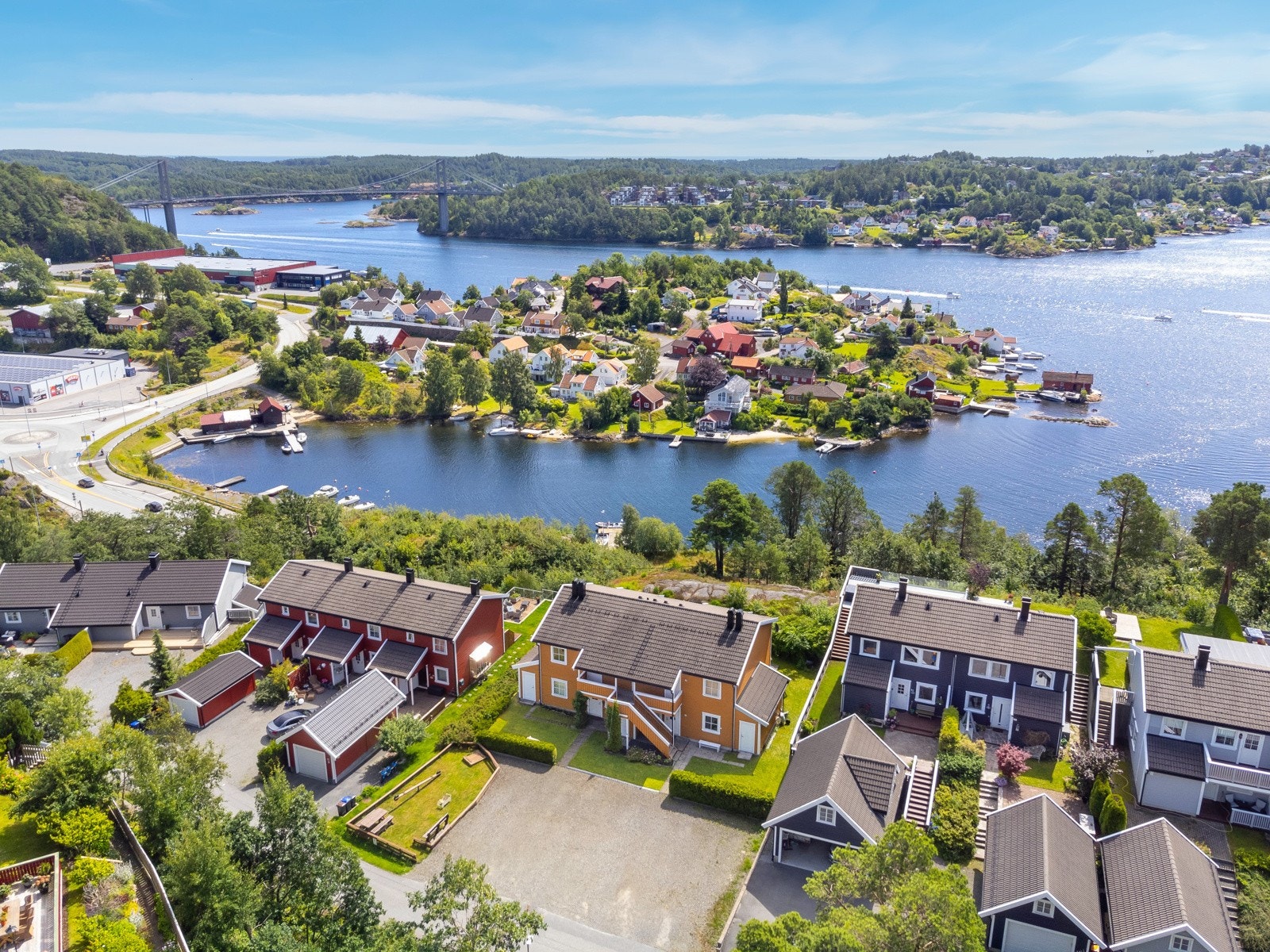 Flere biloppstillingsplasser på eiendommen, og snarvei ned til Krøgenes handelspark og bussholdeplass rett på borsiden. Galleribilde