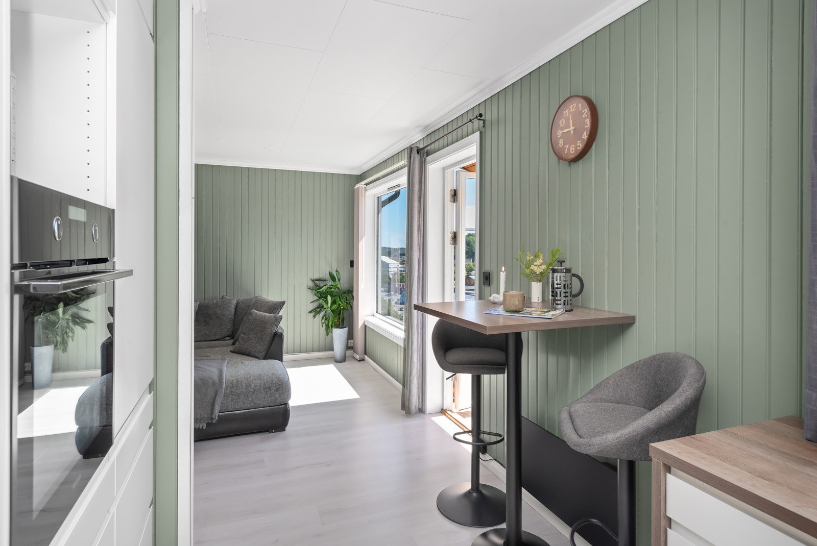 Praktisk og plassbesparende barløsning mellom stue og kjøkken Galleribilde