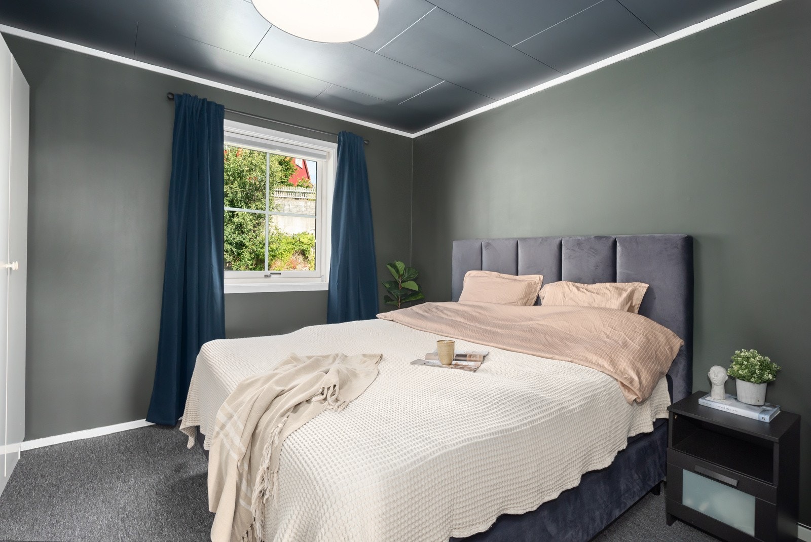 Soverom 1 fikk nytt vegg-til-vegg teppe i 2024 samt slette veggflater. Her det det plass til dobbeltseng med nattbord på hver side, og garderobeløsning. Galleribilde