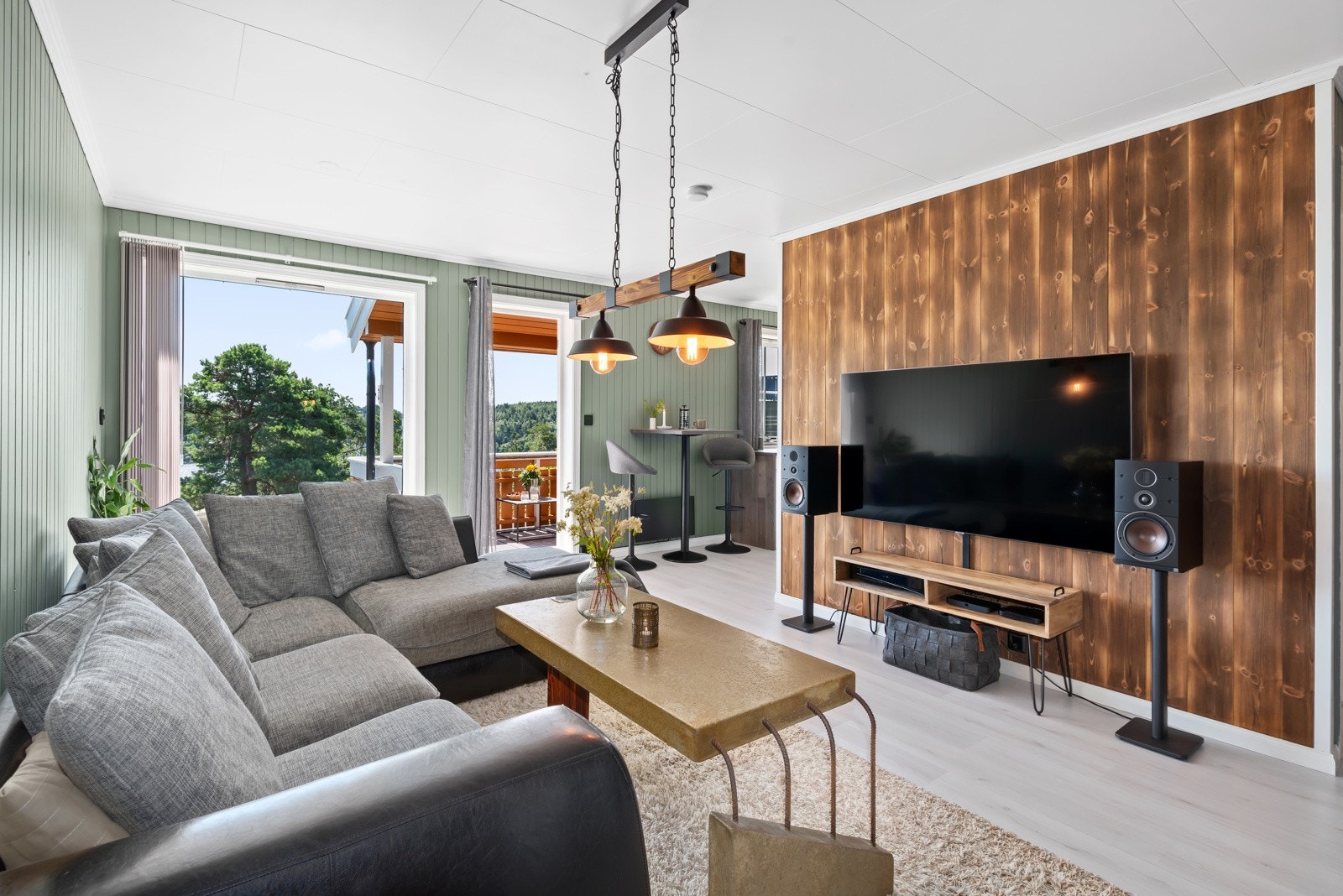 Stuen har store gode vindusflater og en utforming som gir en naturlig og fin plassering av møbler. Galleribilde