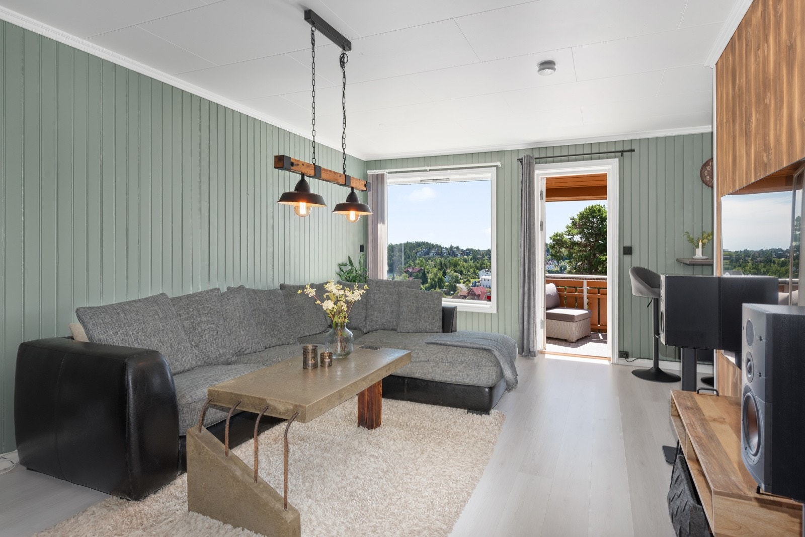 Stuen har plass til sofa, stuebord og tv- møblement Galleribilde