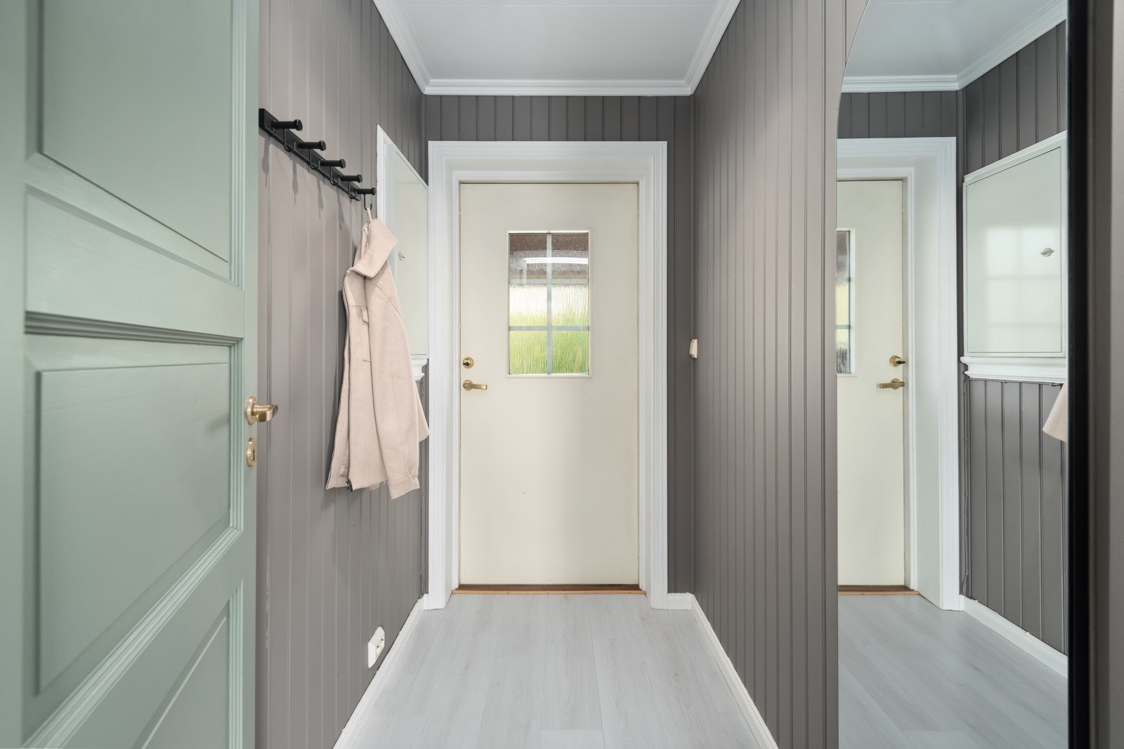 Lys og fin entrè med plass til oppbevaring og lagring av sko og yttertøy Galleribilde