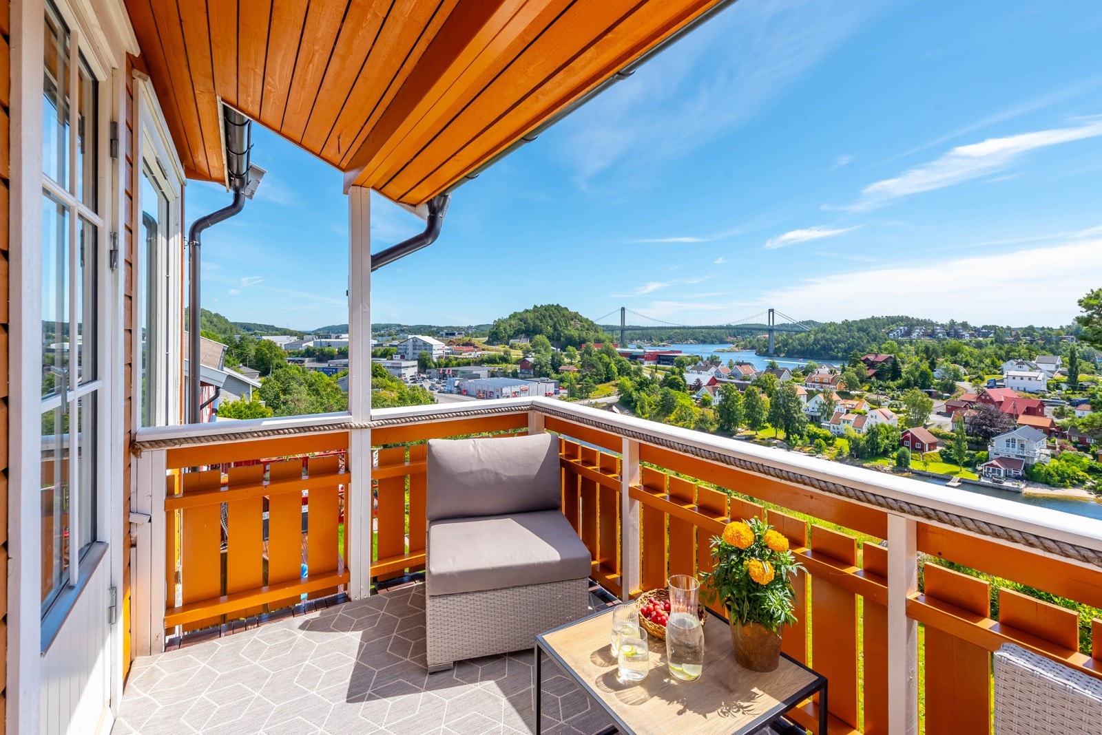 Fra balkongen er det vid og fin utsikt over nærområdet, og man kan se Tromøybroa. Galleribilde