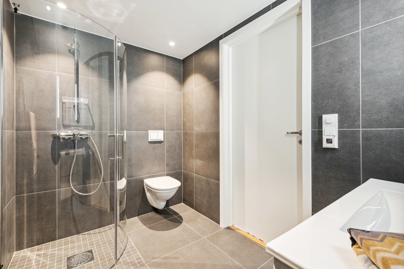 Badet har god plass til oppbevaring i innredning. Galleribilde