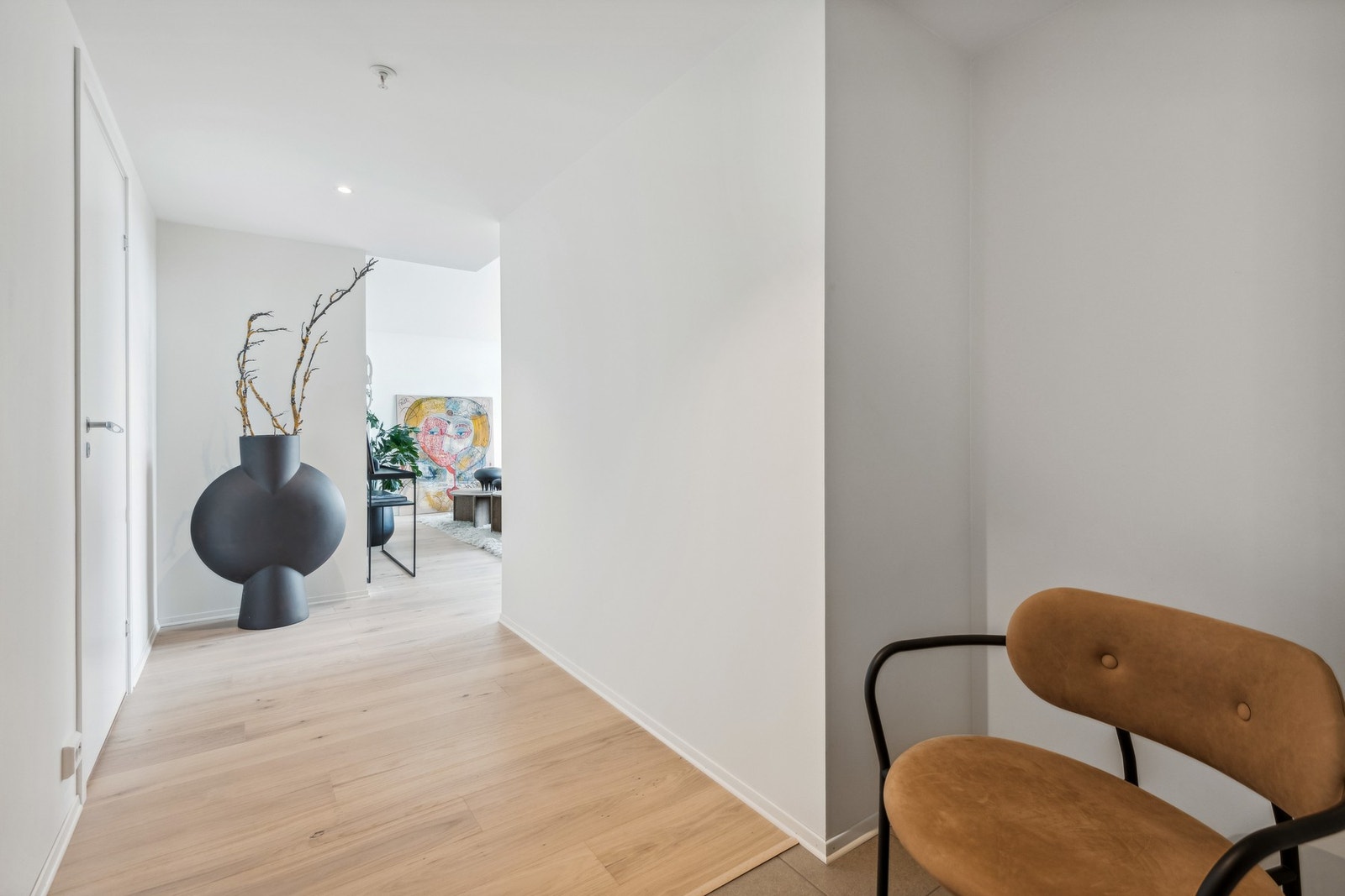 Gang, delvis flislagt med varme og avsatt plass til garderobe. Galleribilde