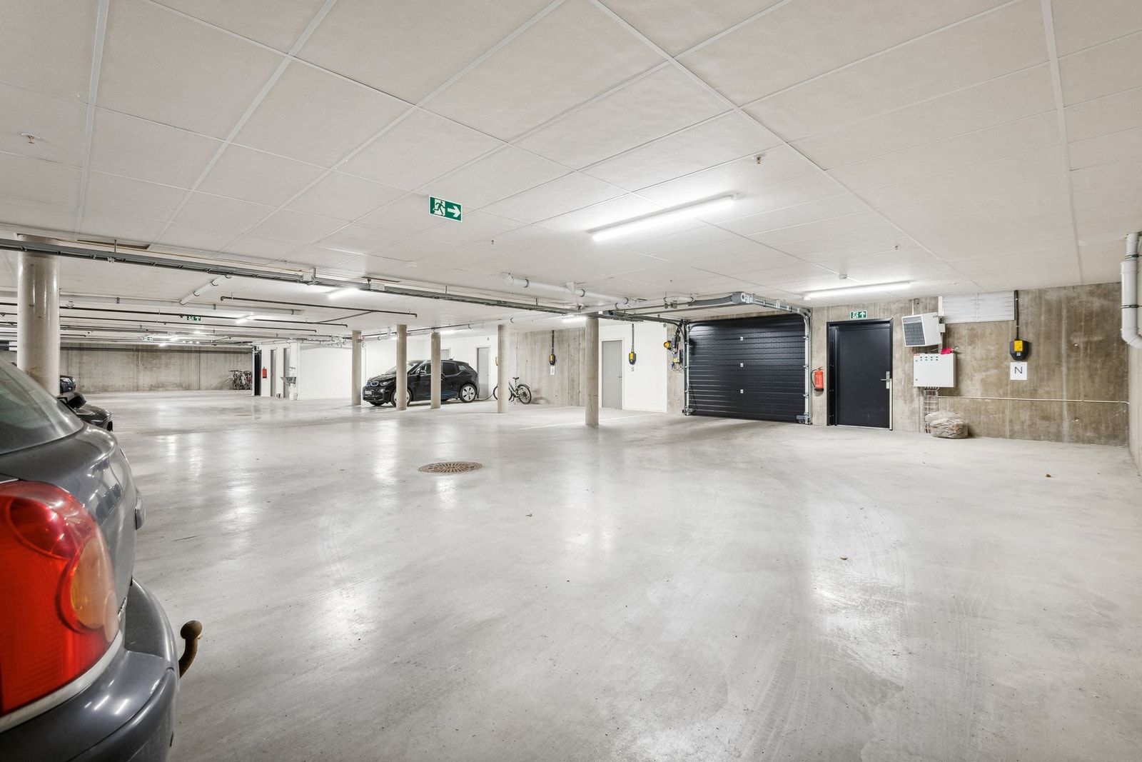 Leiligheten disponerer egen garasjeplass i kjeller, samt sportsbod. Galleribilde