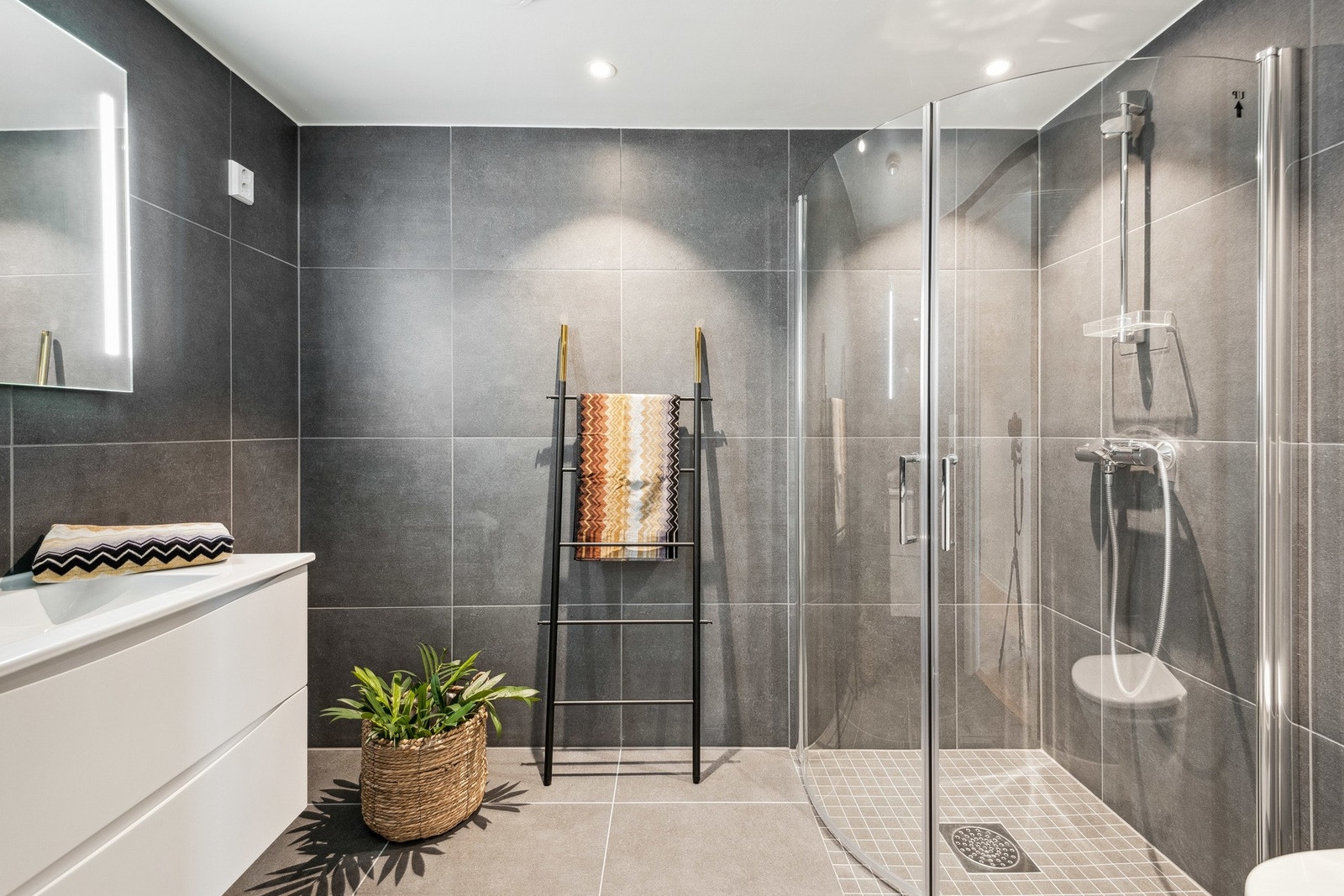 Flott og moderne bad med varme i gulv. Galleribilde