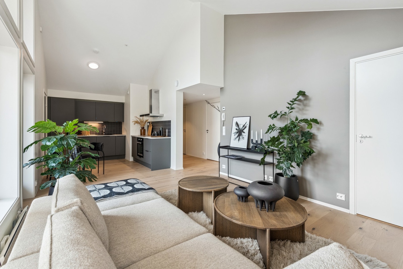 Leiligheten har en herlig atmosfære som følge av høy himling, store vindusflater og godt med gulvareal. Galleribilde