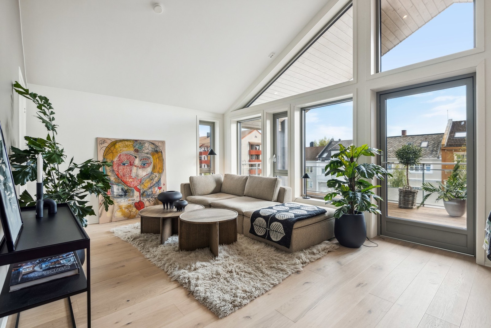 Moderne, luftig og helt ny hjørneleilighet beliggende fint til i 3.etg. 2 sov. Høy himling. Heis. Parkering i p-kjeller Galleribilde