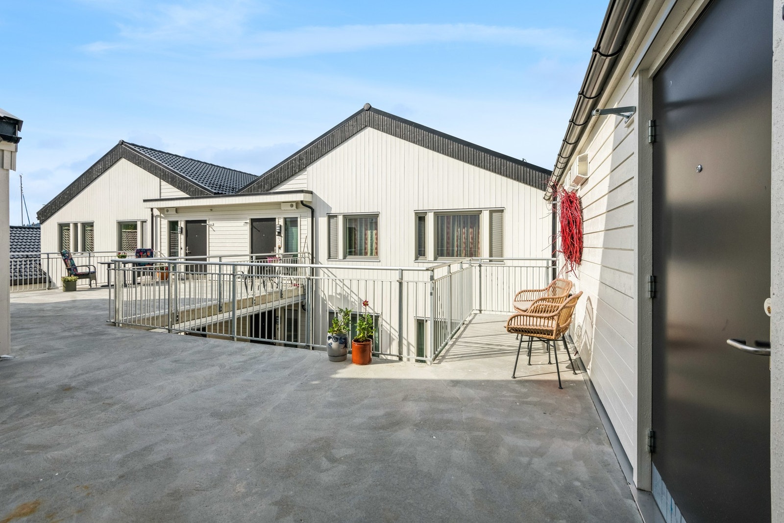 Svalgang ved inngangsdør. Galleribilde