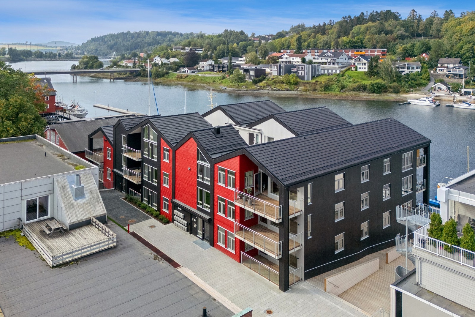 Fra leiligheten har man umiddelbar nærhet til servicefunksjoner som post, butikk, vinmonopol m.m. Galleribilde