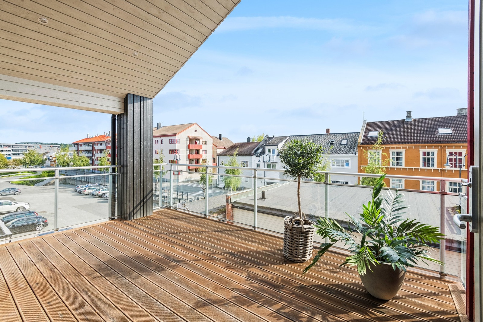 Leiligheten ligger fint til i 3. etg og nyter godt av romslig terrasse. Galleribilde