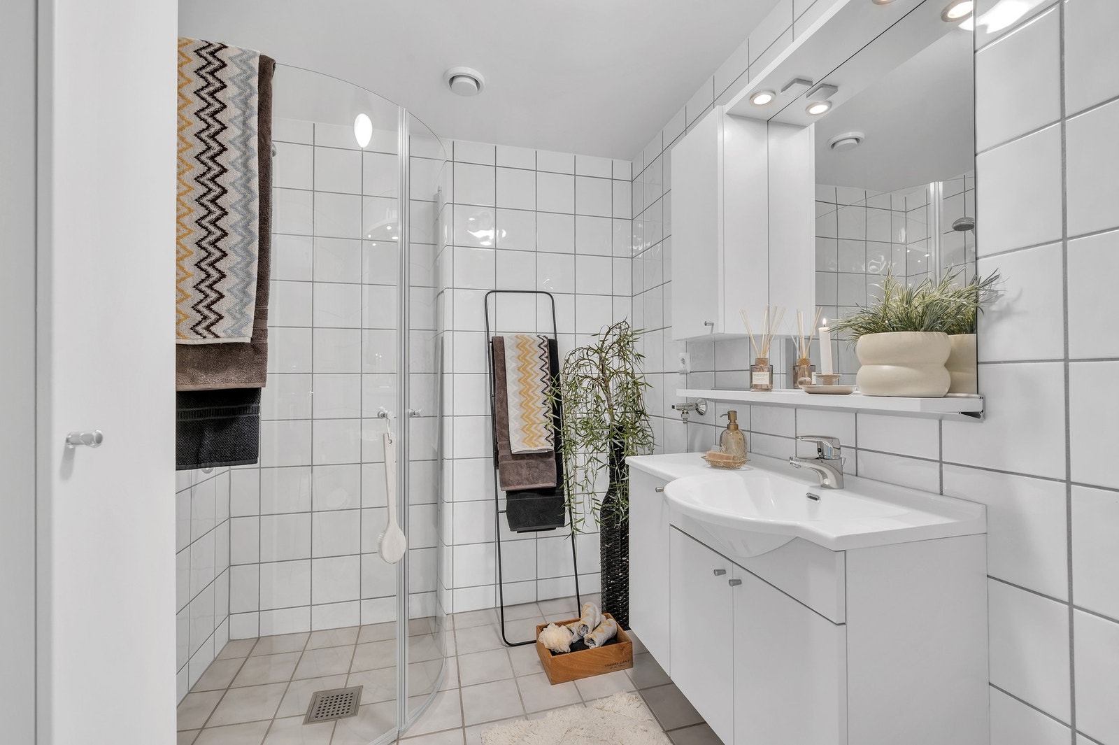 Badet er innredet med servant, dusjnisje og toalett. Galleribilde