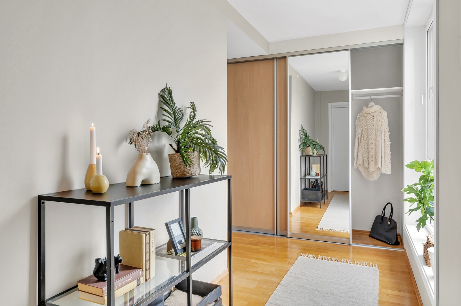Her er det god plass til oppbevaring av sko og yttertøy i skyvedørsgarderoben. Galleribilde
