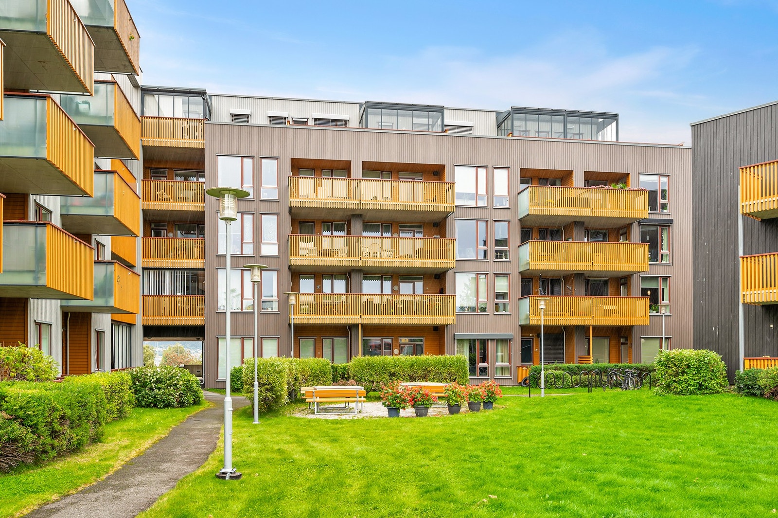 Leiligheten ligger i et veldrevet sameie med pent opparbeidede fellesareal, kort vei til servicefasiliteter og bussholdeplass. Galleribilde