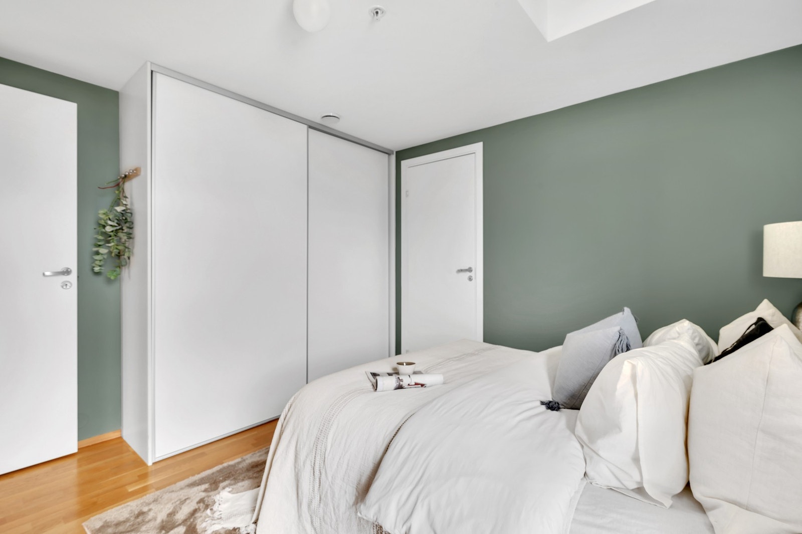 Klesoppbevaring i en stor skyvedørsgarderobe. Fra soverommet er det tilgang på en bod. Galleribilde