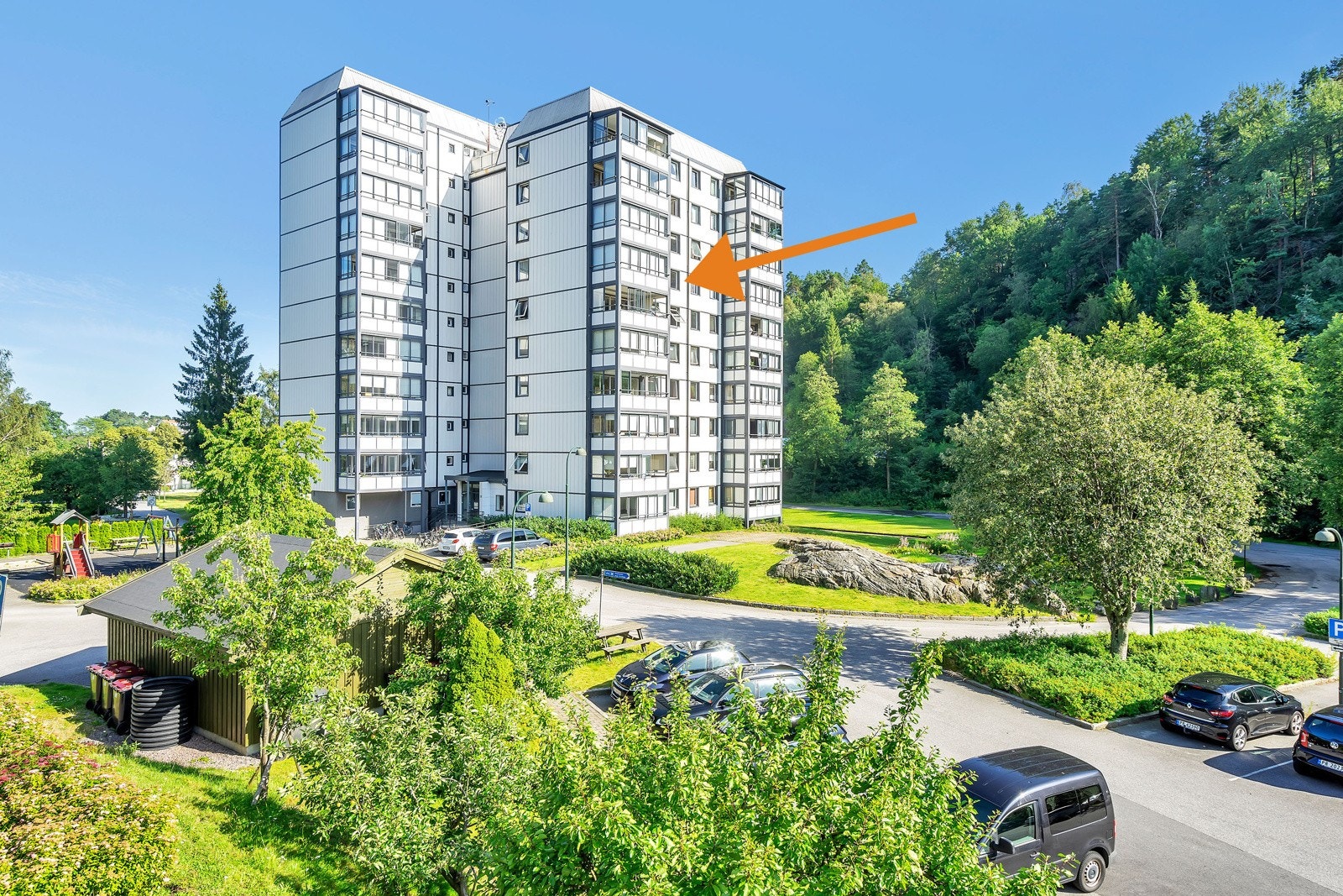 Leiligheten ligger i 7. etasje med flott og solrik utsikt med stor, innglasset balkong. Fra leiligheten har du kort vei til både by og natur. Galleribilde