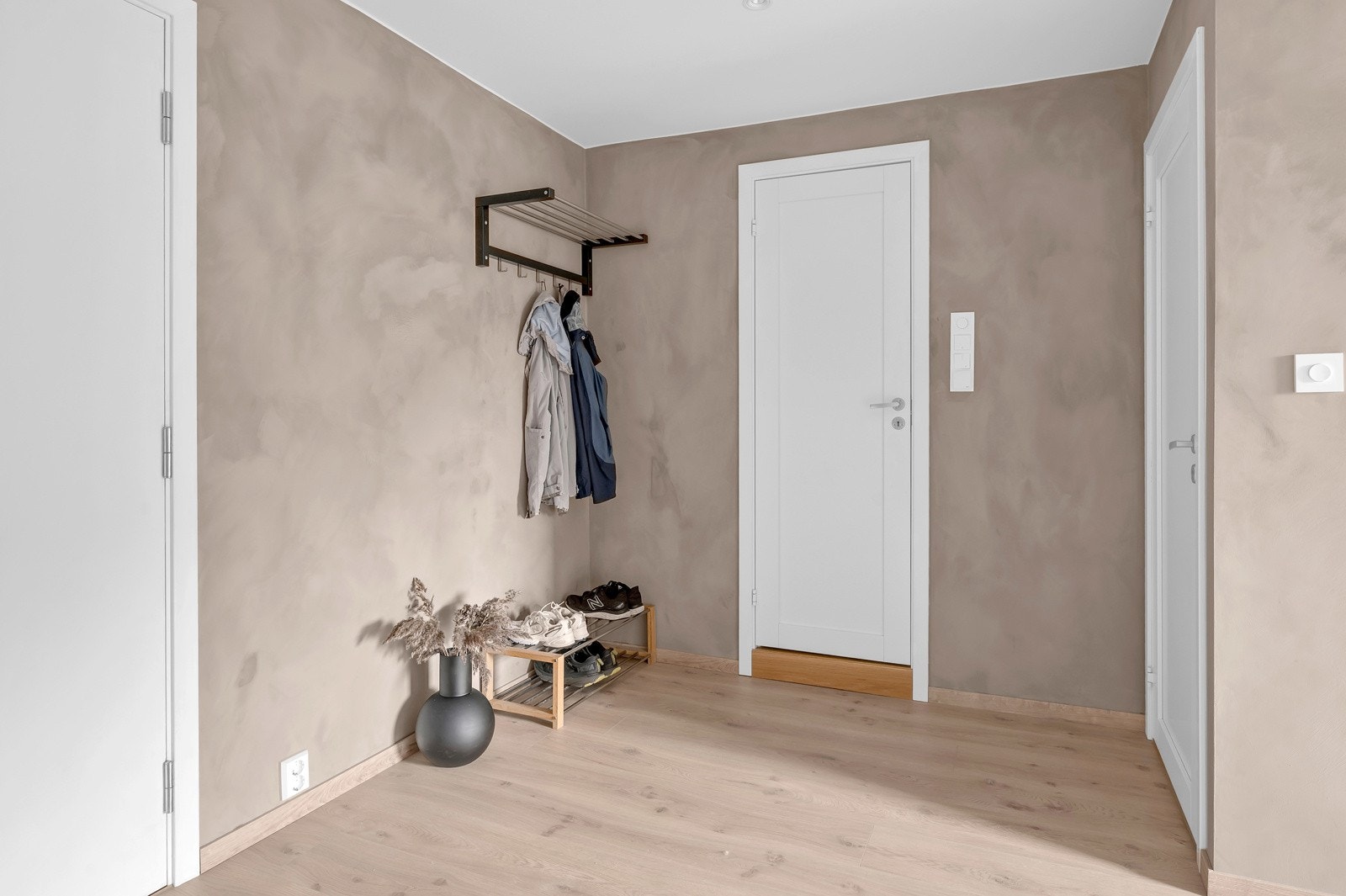 Romslig gang med plass til yttertøy og sko, malt i delikate farger. Galleribilde