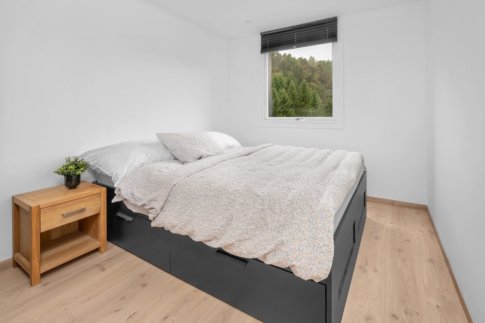 Hovedsoverom malt i lyse farger. Leiligheten er gjennomgående med spotdownlights i tak og 1-stavs laminat i gulv. Galleribilde