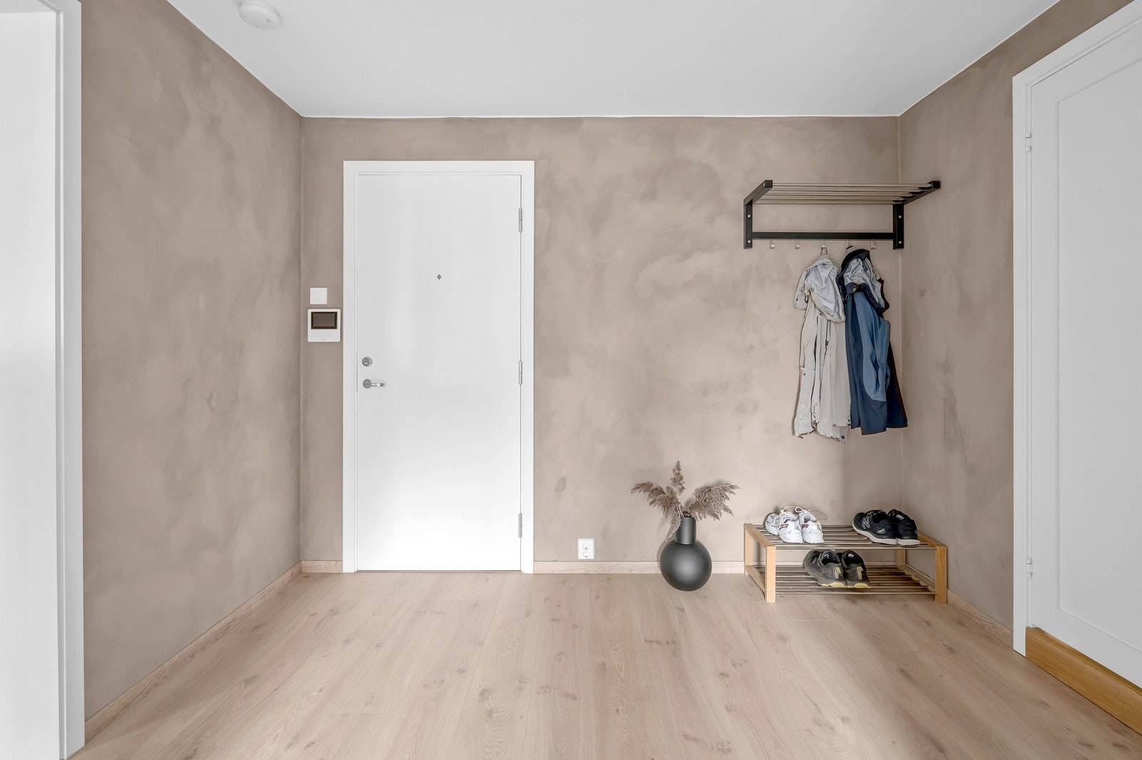 Leiligheten ble i 2022 pusset opp med blant annet nye gulv, bad, kjøkken, overflater m.m. Galleribilde