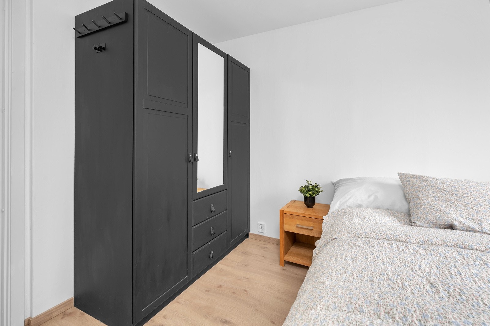 Stort og praktisk garderobeskap medfølger salget. Galleribilde