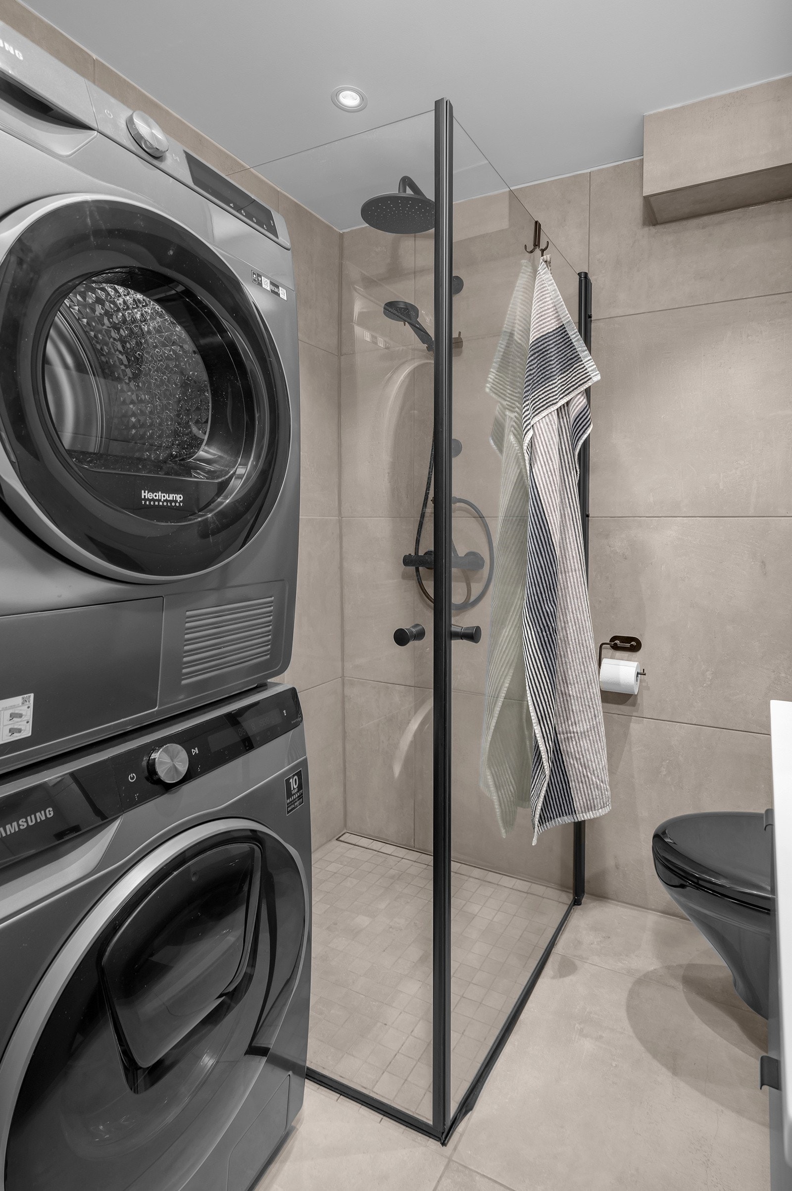 Lekkert dusjhjørne. På badet er det opplegg til vaskemaskin. Galleribilde