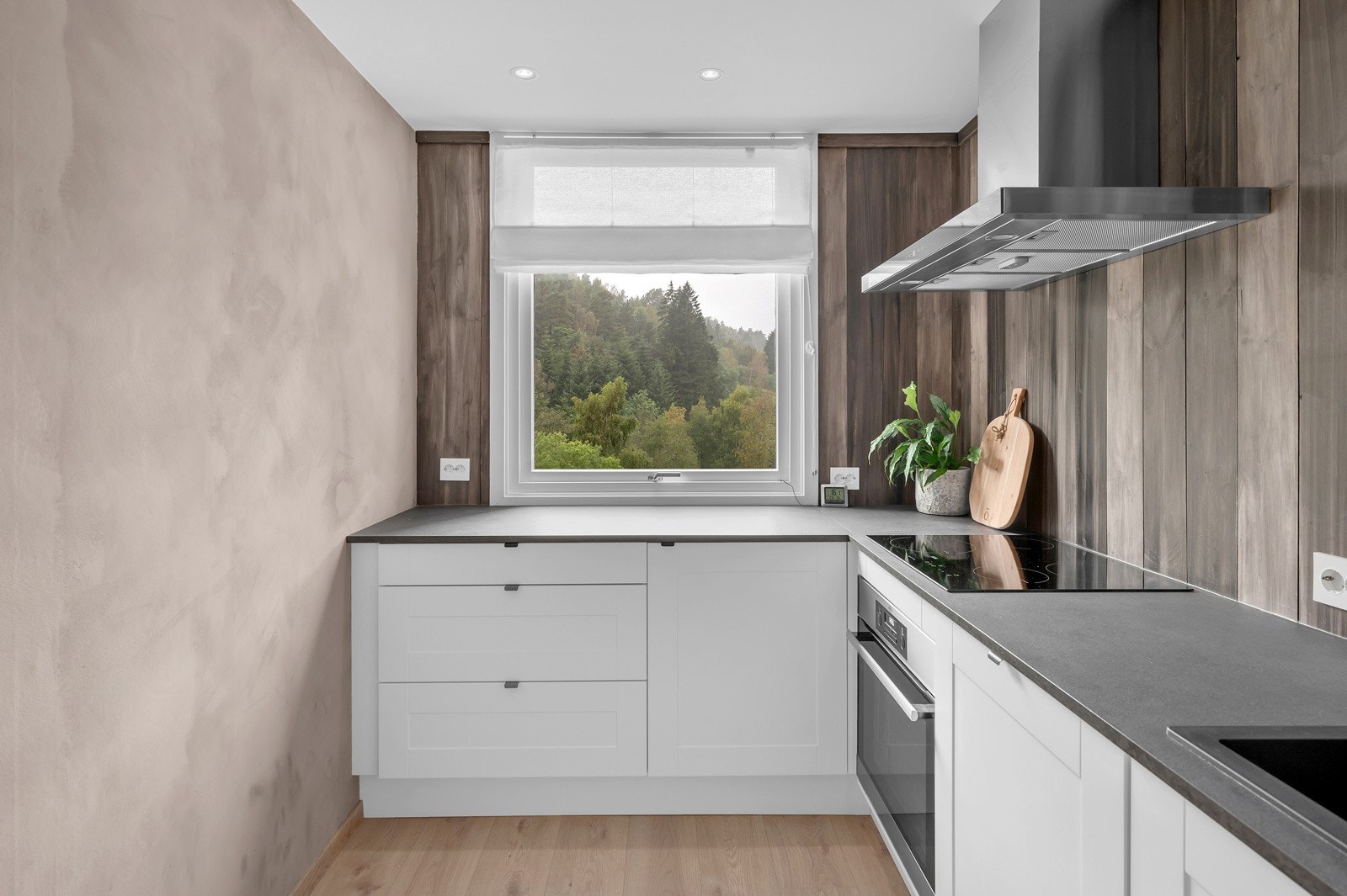 Flott fargevalg på vegger, 1-stavs laminat gulv og spotdownlights i tak. Galleribilde