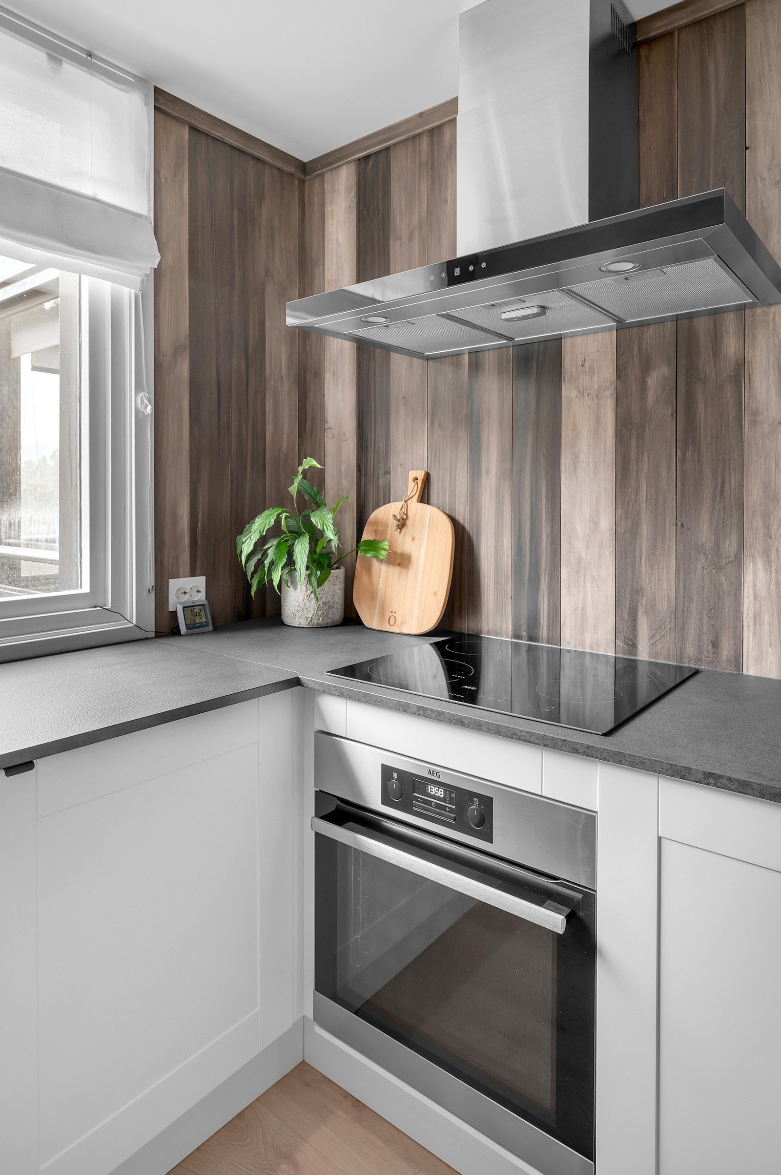 Flotte hvitevarer som denne integrerte AEG koketoppen og stekeovnen medfølger salget. Galleribilde