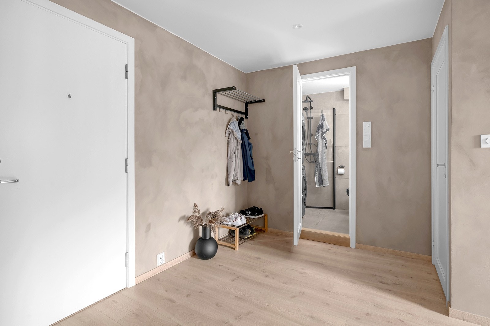 I gangen er det tilkomst til bad og et av to soverom. Galleribilde