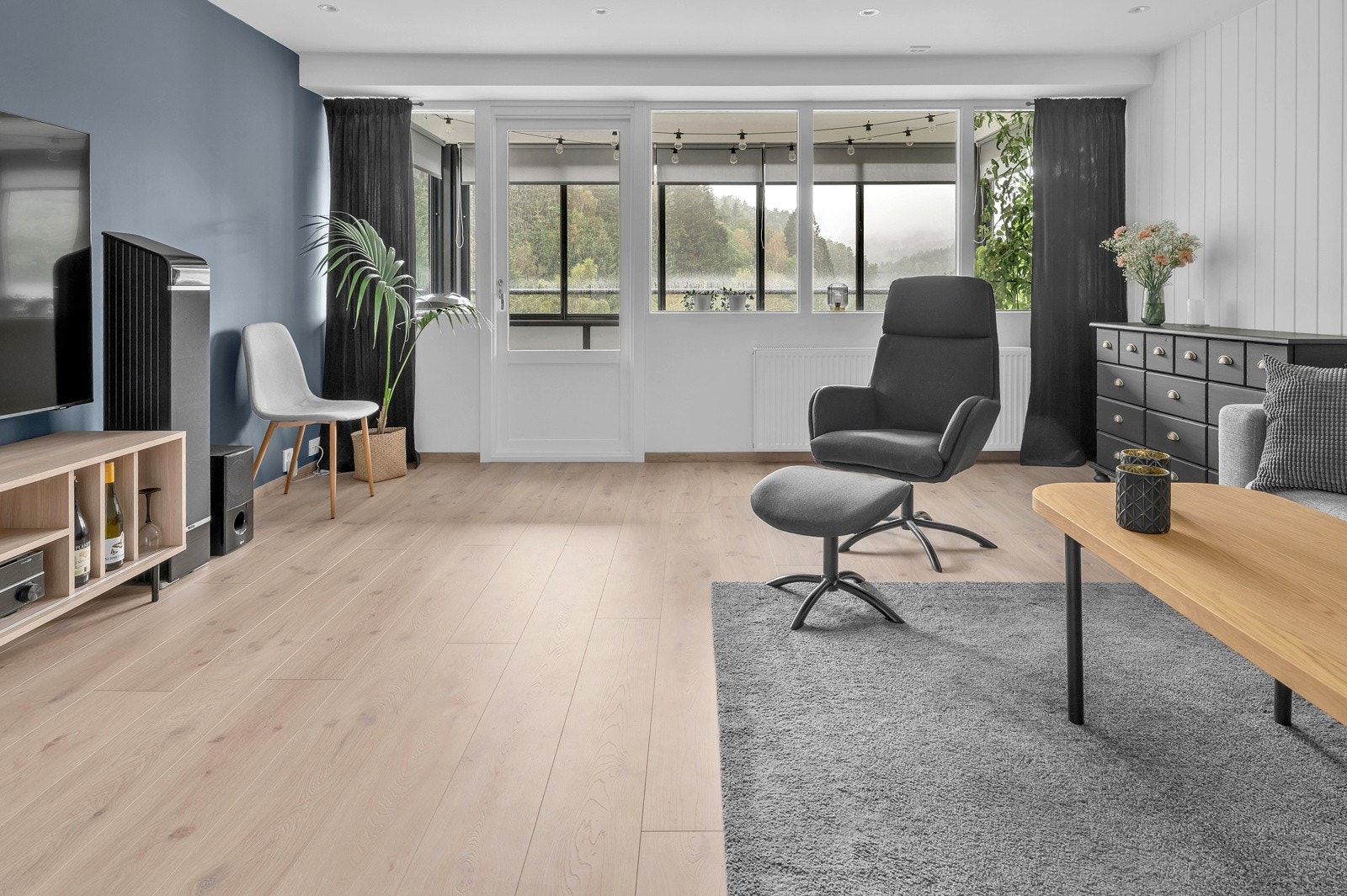 Fra stuen er det utgang til en flott, innglasset balkong. Galleribilde