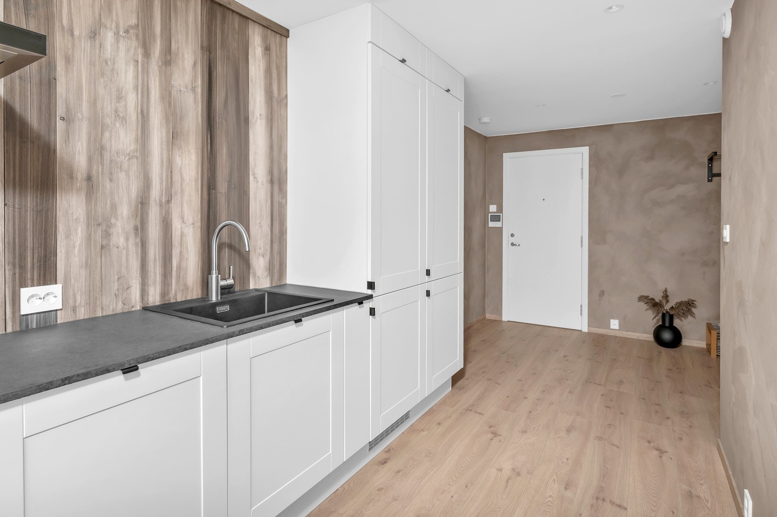 Det er godt med skap og benkeplass. Høyskap og kjøleskap med fryser medfølger. Galleribilde