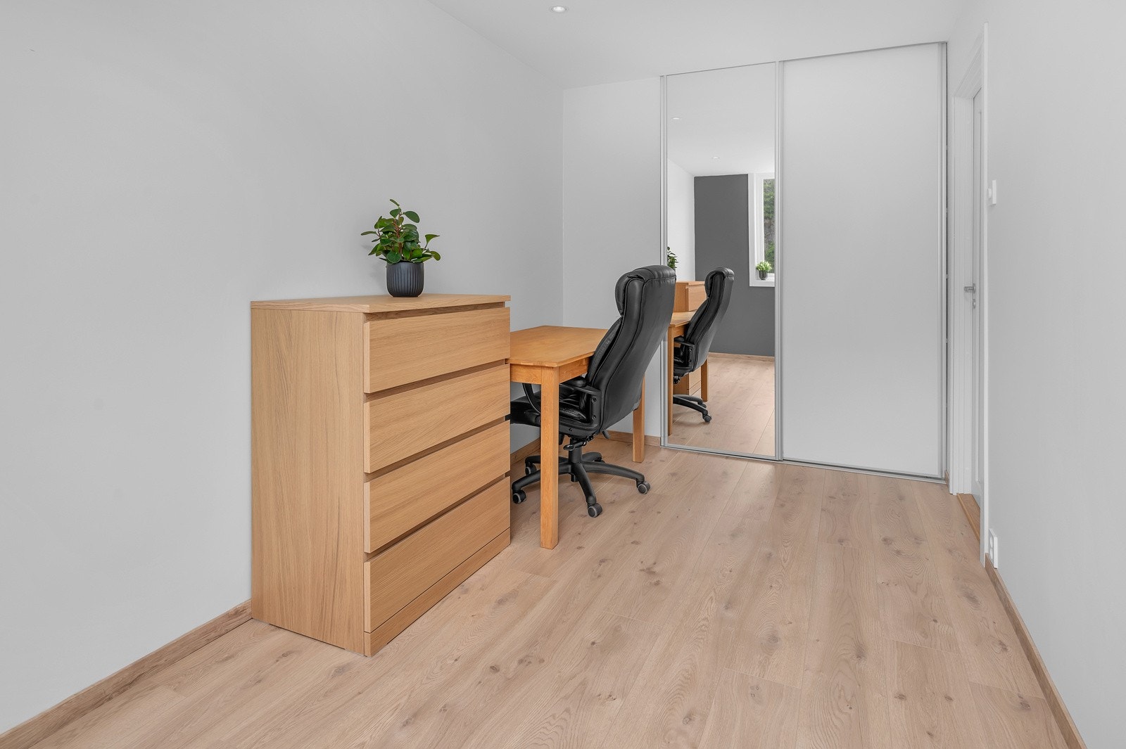 Soverom nr. 2. Også dette med lyse farger. Her er det praktisk skyvedørsgarderobe. Galleribilde