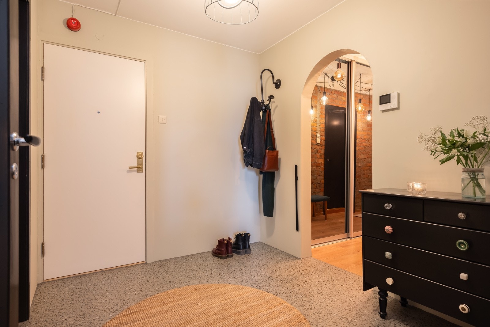 Romslig entre med tilgang til eget bod-rom. Galleribilde