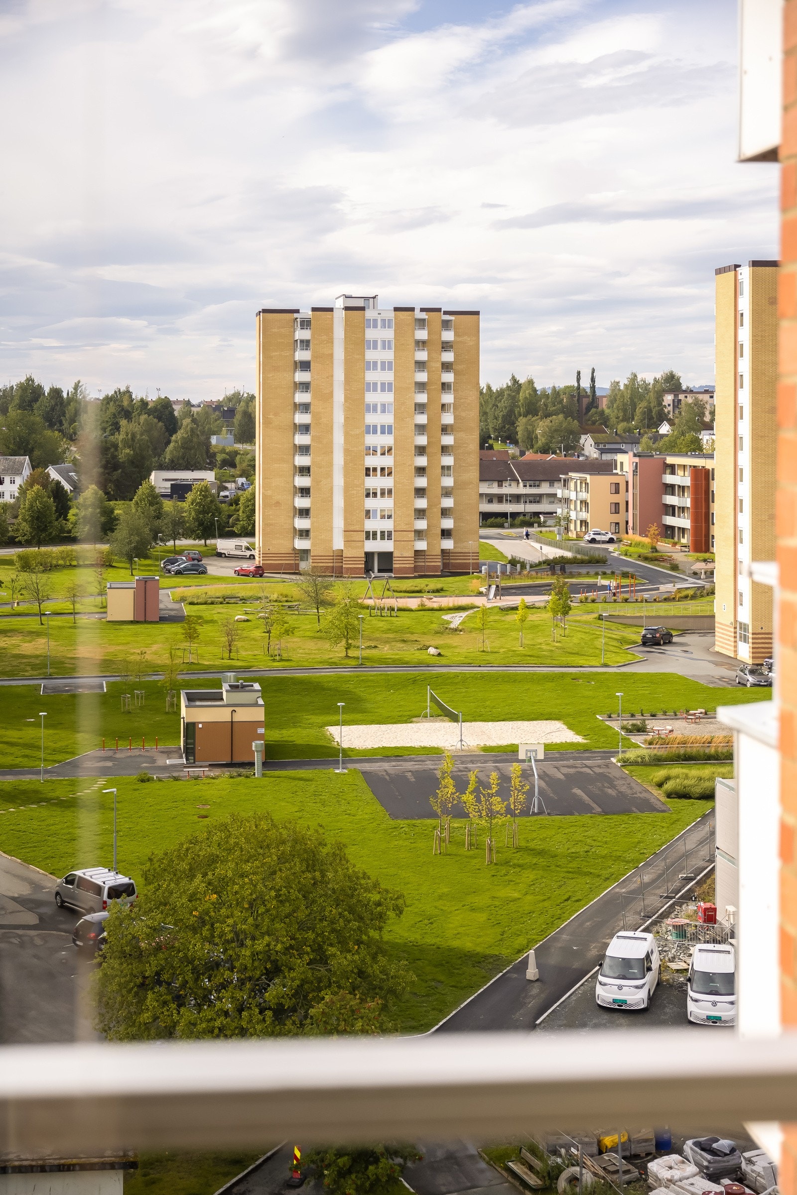 Det er nylig etablert nytt og flott grøntområde mellom blokkene. Her har man blant annet treningsapparater, lekeplass, sandvolleyballbane og basketbane like utenfor døren. Galleribilde