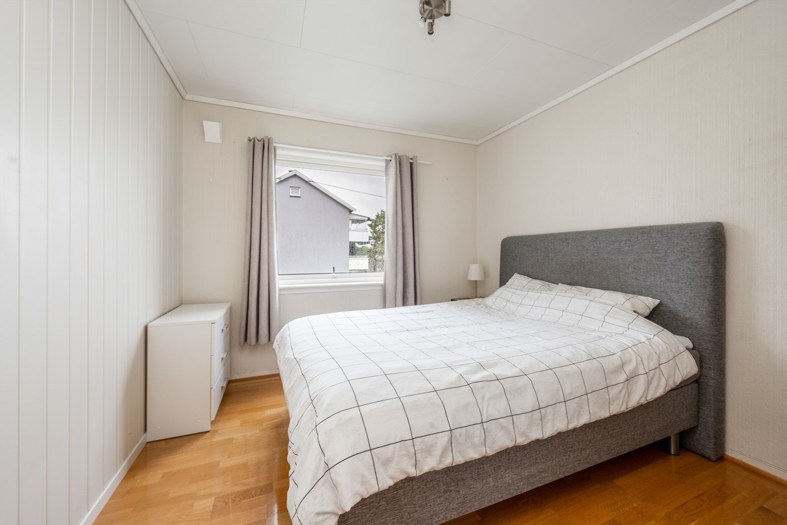Leiligheten har to romslige soverom hvor det er fin plass til soveromsmøblement. Galleribilde