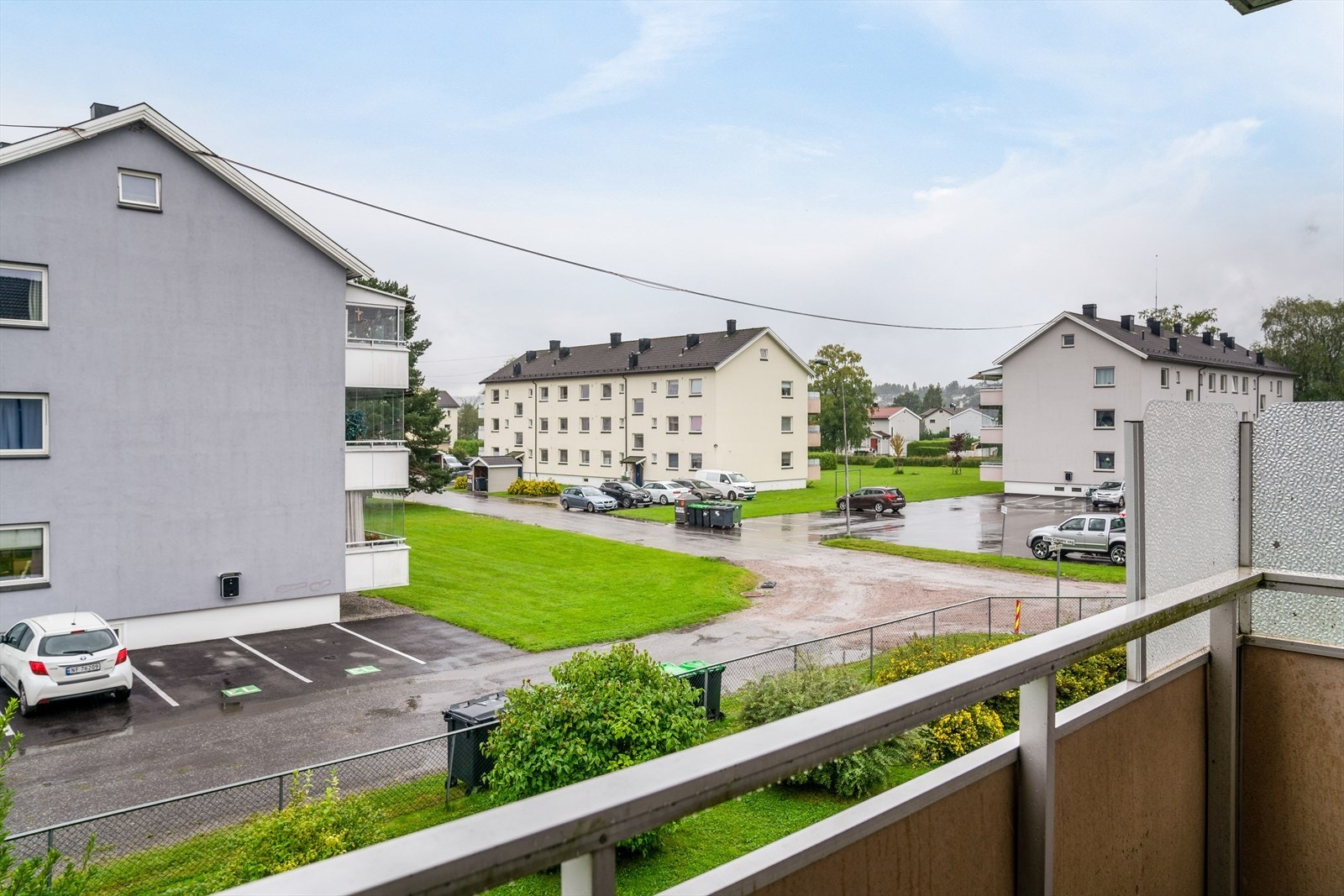 Fint utsyn til nærområdet fra balkongen.
Balkongen er i betongkonstruksjon med terrassebord og rekkverk i metall med påmonterte plater. Galleribilde
