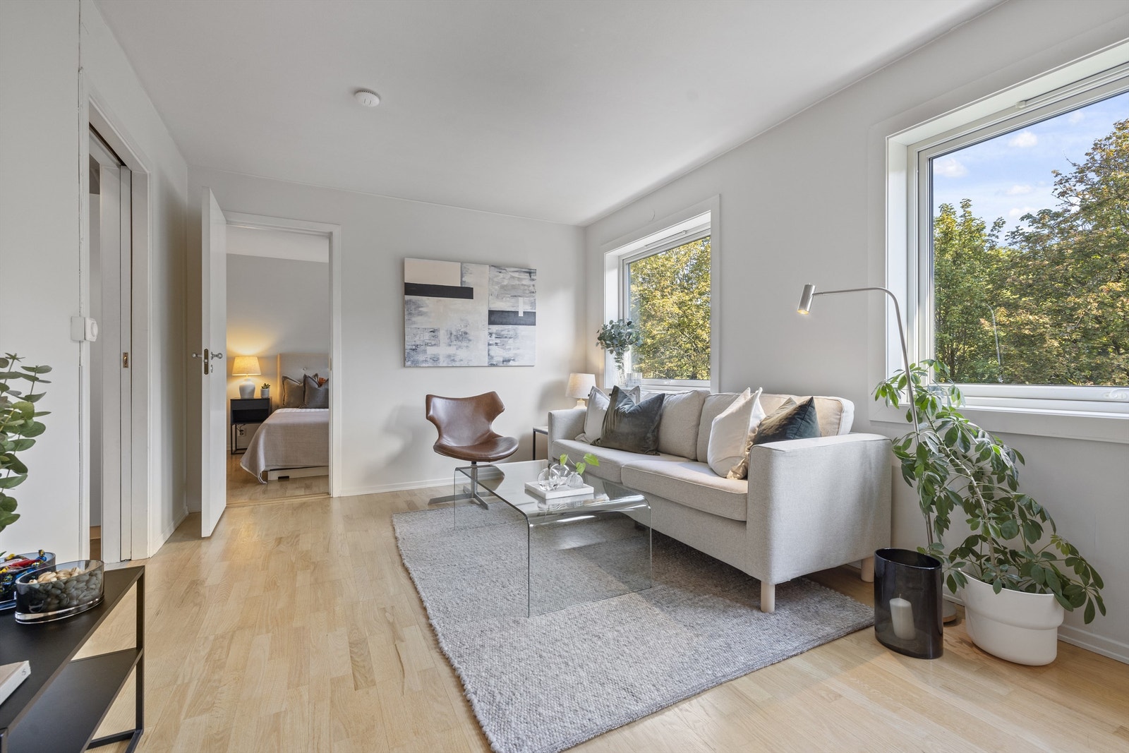 Usjenerte vinduer ut mot frodige Vestkanttorget Galleribilde