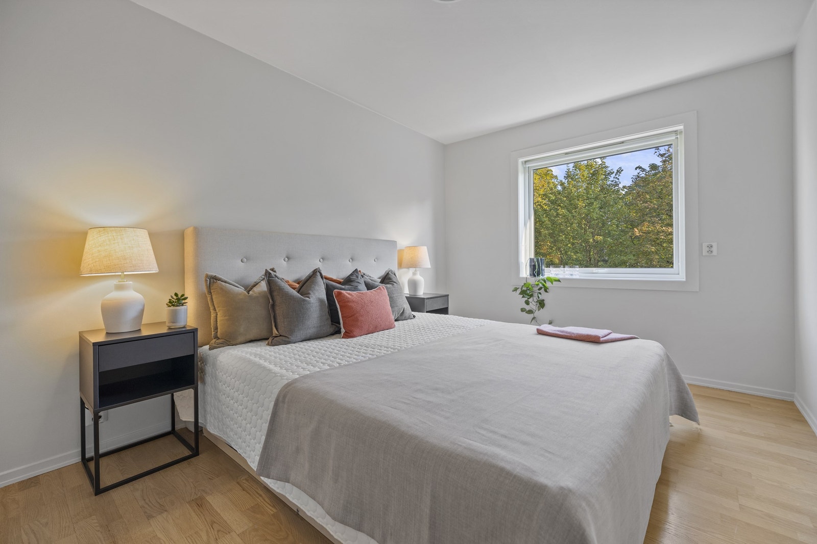 Meget romslig soverom med god plass til dobbeltseng, nattbord og garderobe Galleribilde