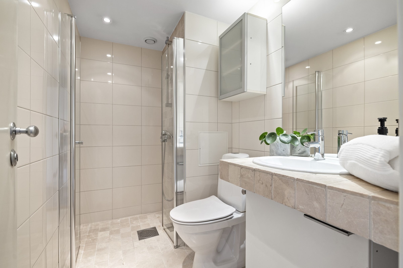 Delikat og flislagt bad fra 2009 med varme i gulv og downlights i taket Galleribilde