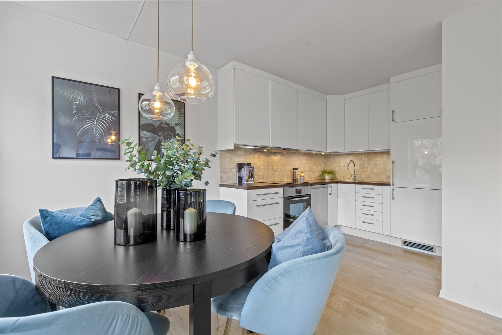 Leiligheten har en åpen kjøkkenløsning Galleribilde