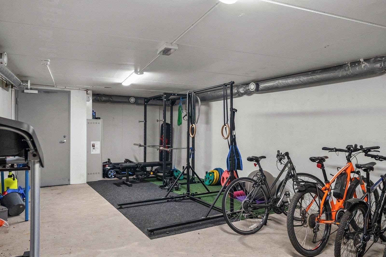 Stor felles bod til sykler og diverse. Galleribilde