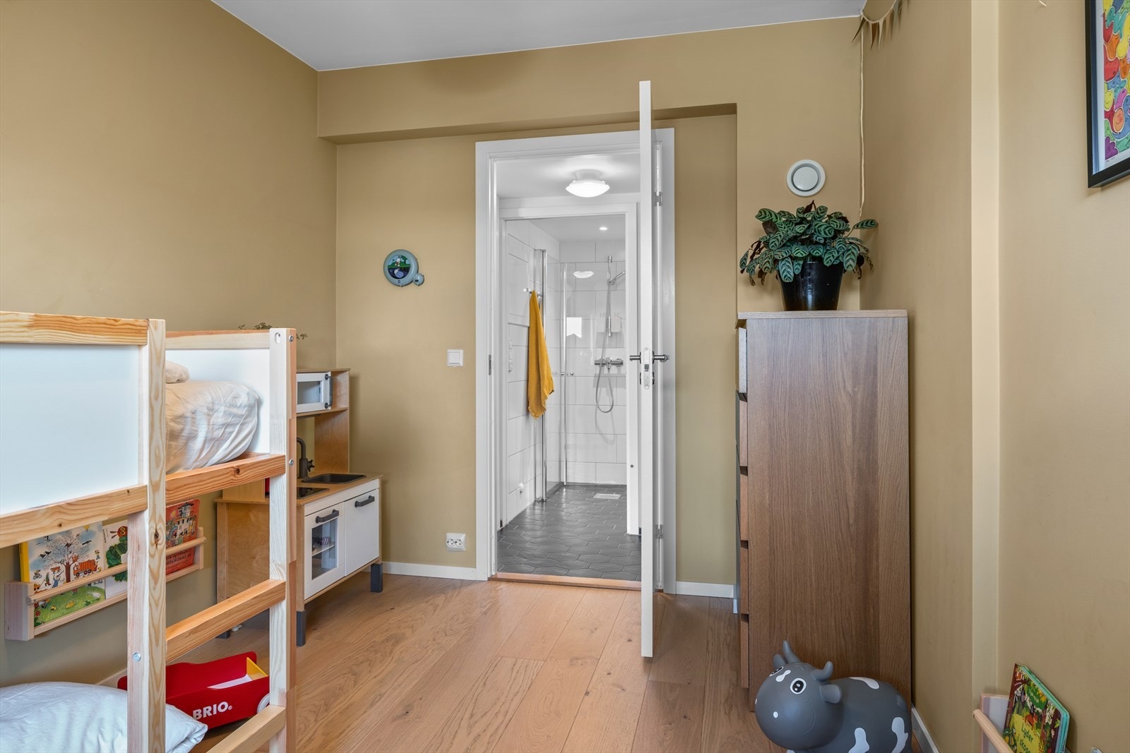 Leiligheten er fra 2018 og har en høy og moderne standard med bl. a. balansert ventilasjon. Galleribilde