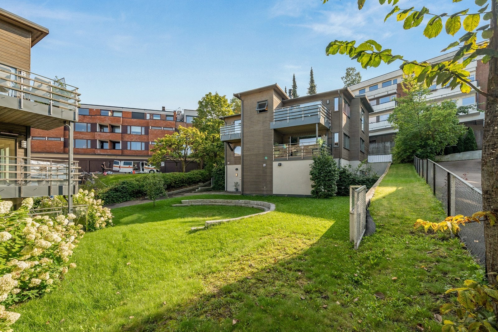 Sameiet har en solrik felleshage i front av 13B. Galleribilde